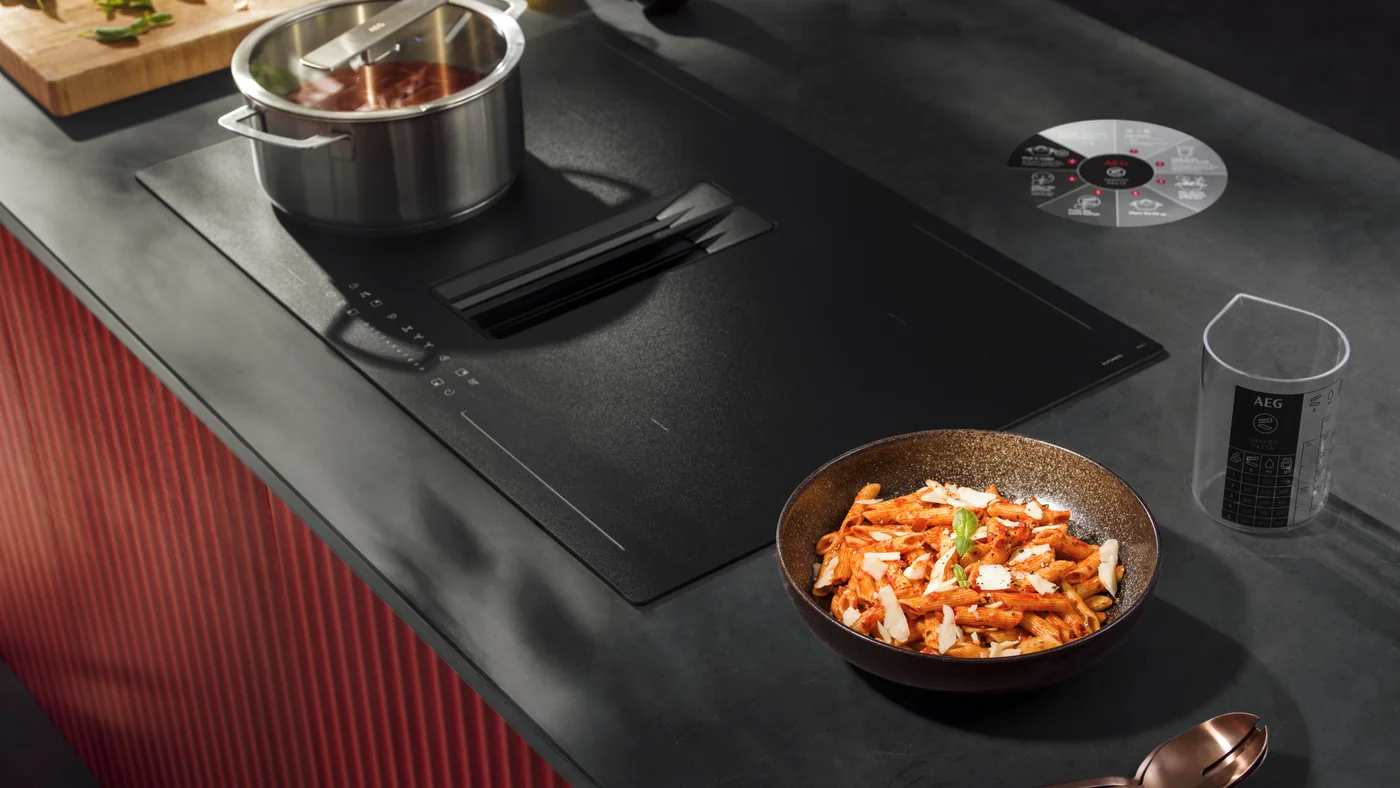 Варильна поверхня AEG 7000 OnePot Pasta із закритим казаном у центрі