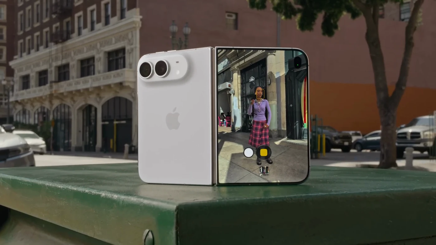 iPhone Duo стоїть сам і показує кадр на зовнішньому дисплеї