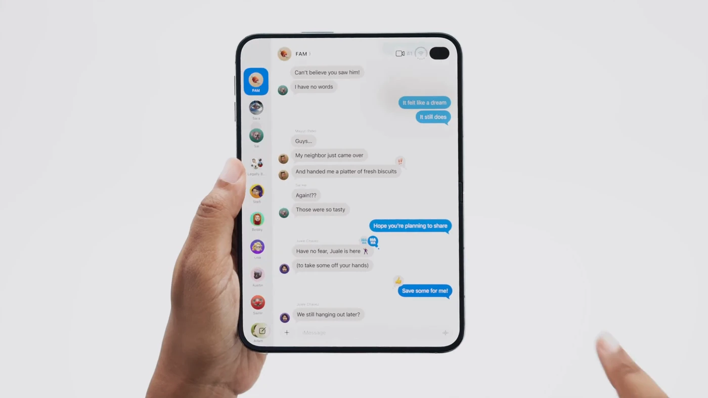 Розкладений iPhone Duo у руках, домашній екран iOS 27