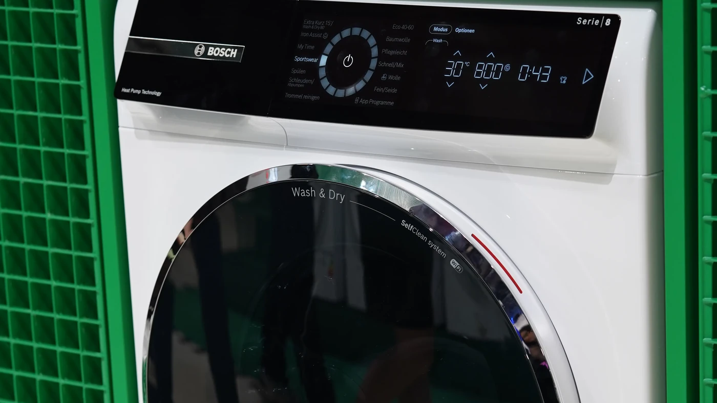 Прально-сушильна машина Bosch Serie 8 Wash & Dry з тепловим насосом на стенді Bosch на IFA 2026