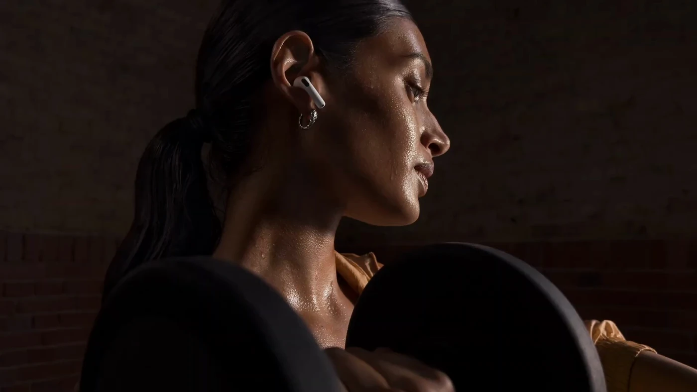 AirPods 5 у вусі, крупний план