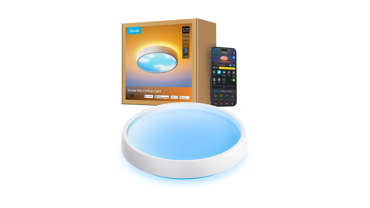 Стельовий світильник Govee Sky Ceiling Light з голубим небом на панелі, поруч коробка і смартфон