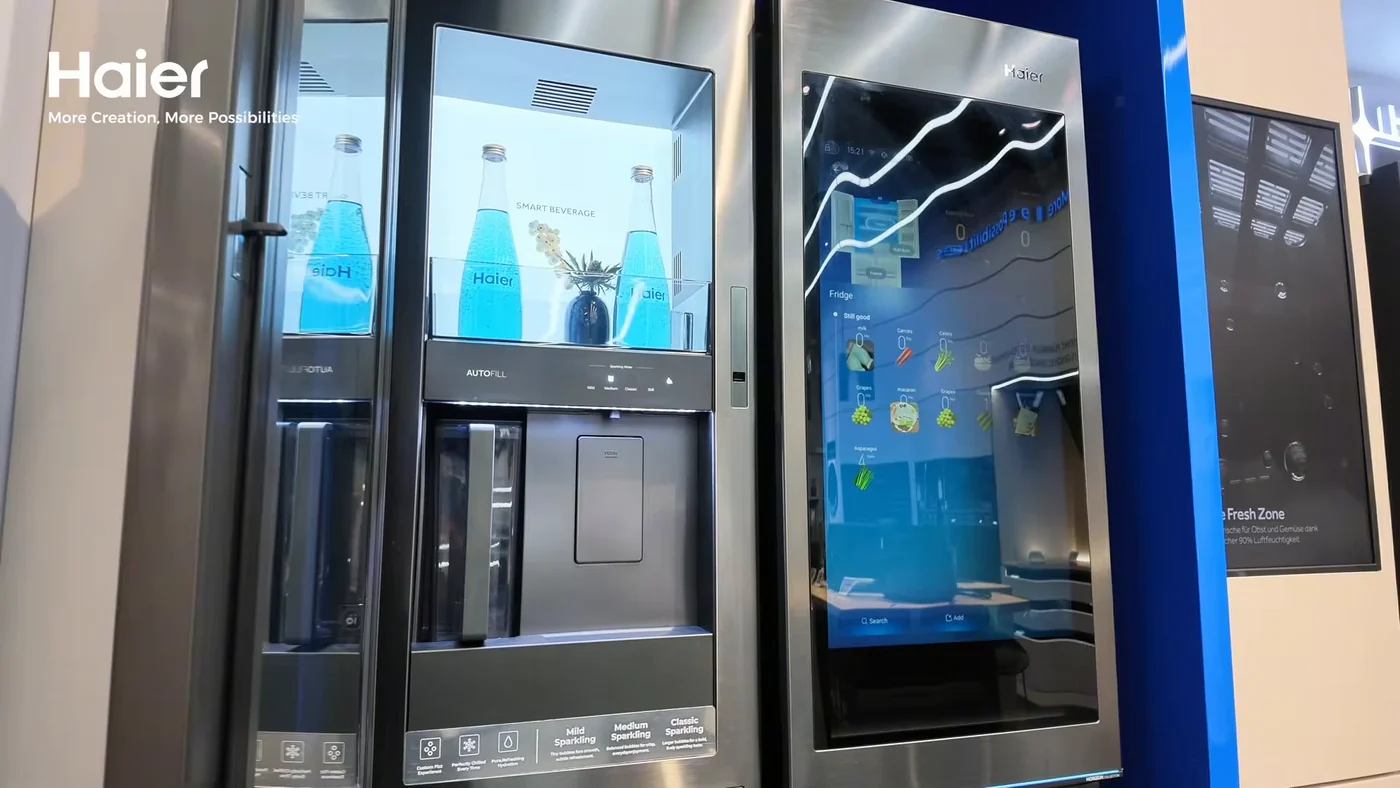 Холодильник Haier Horizon із диспенсером води на дверцятах і графинами за склом на стенді Haier