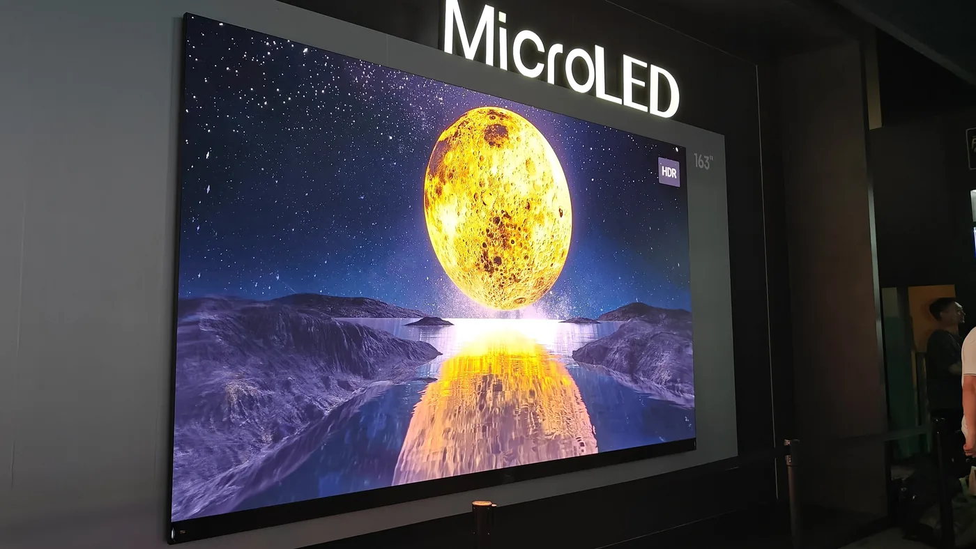 Екран Hisense MicroLED 163″ із зображенням місяця над водою під написом MicroLED на стенді Hisense