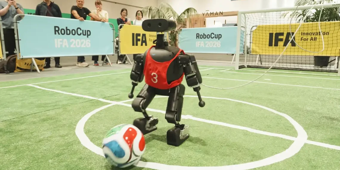 Роботи грають у футбол на майданчику RoboCup під час IFA Berlin 2026