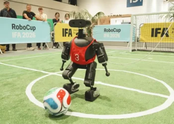 Роботи грають у футбол на майданчику RoboCup під час IFA Berlin 2026