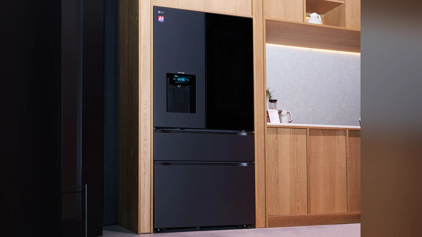 Холодильник LG Fit & Max French-Door, встановлений упритул між кухонними шафами