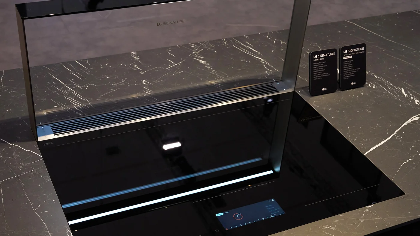 Витяжка LG SIGNATURE Downdraft, висунута поруч із варильною поверхнею