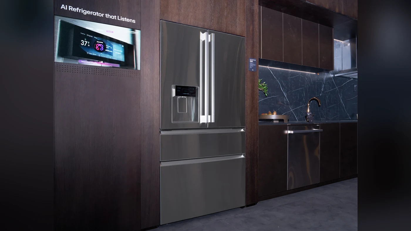Холодильник LG нового покоління на стенді LG з табличкою AI Refrigerator that Listens і дисплеєм поруч