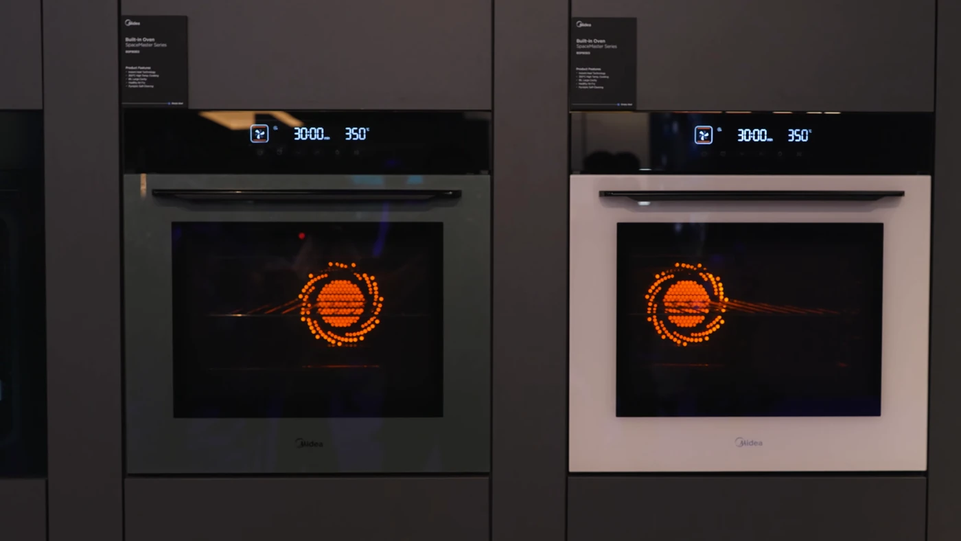 Дві вбудовані духовки Midea на стенді Midea з режимом 350 °C на дисплеях