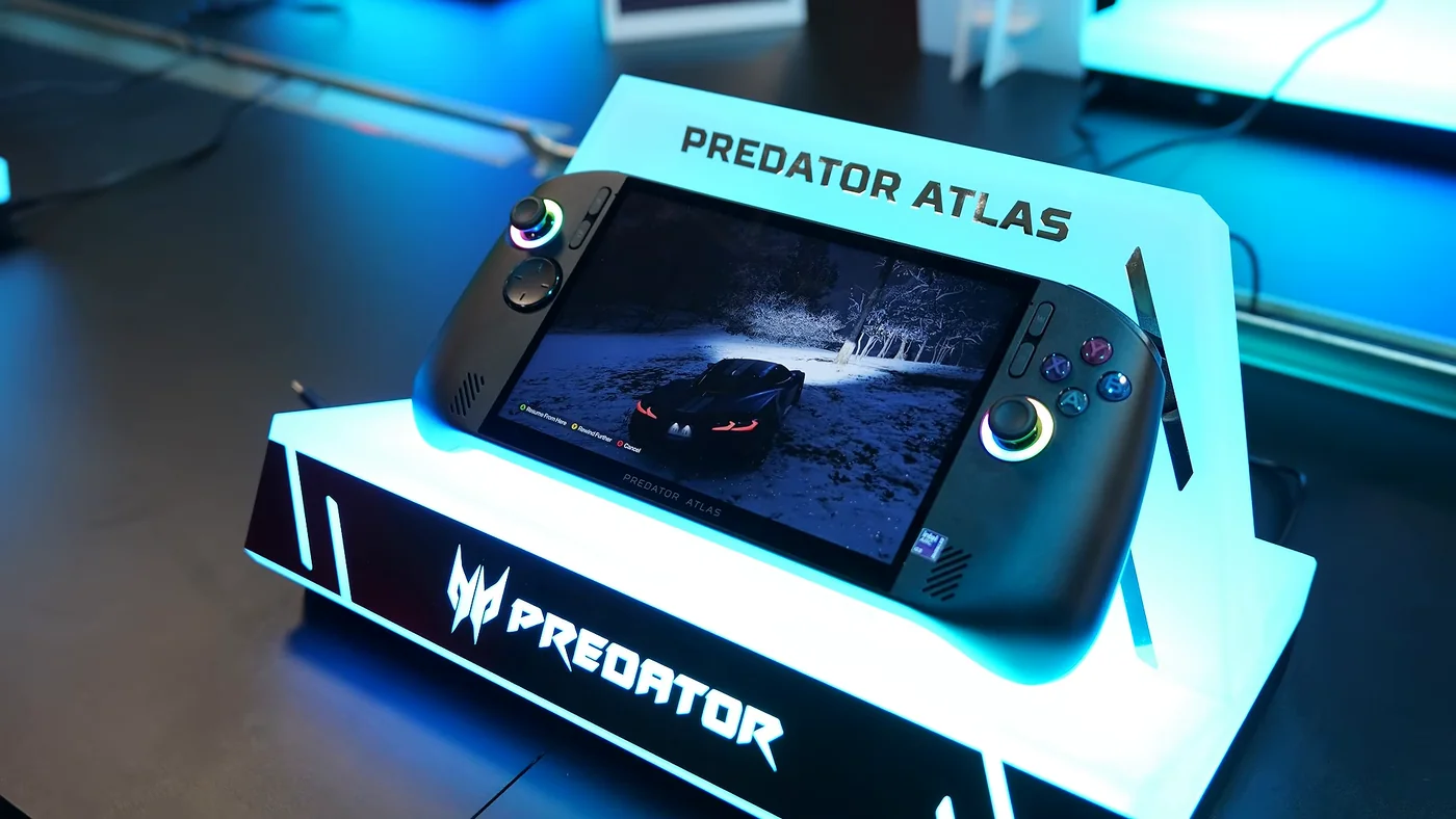 Портативний ігровий ПК Acer Predator Atlas 7 на подіумі стенда Acer