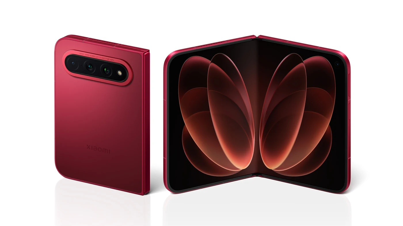 Червоний Xiaomi 18 Fold у складеному й розкладеному вигляді на білому тлі
