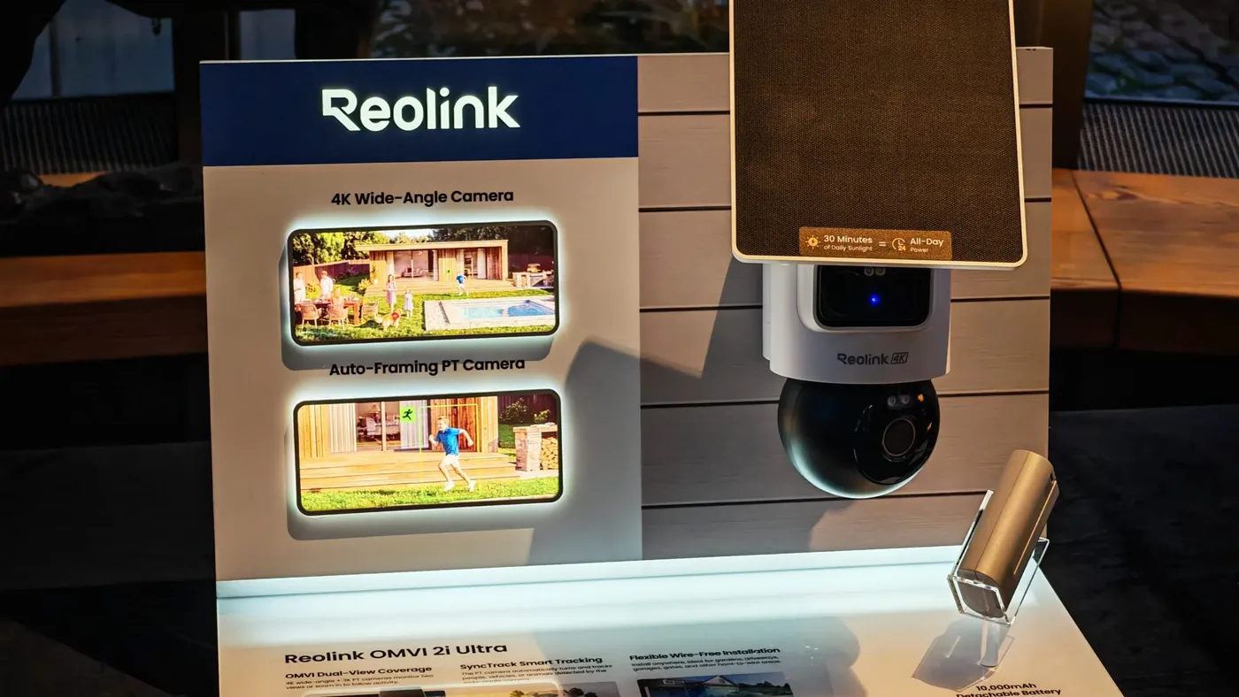 Камера Reolink OMVI 2i Ultra з двома об'єктивами, сонячною панеллю й знімним акумулятором на демонстраційному стенді