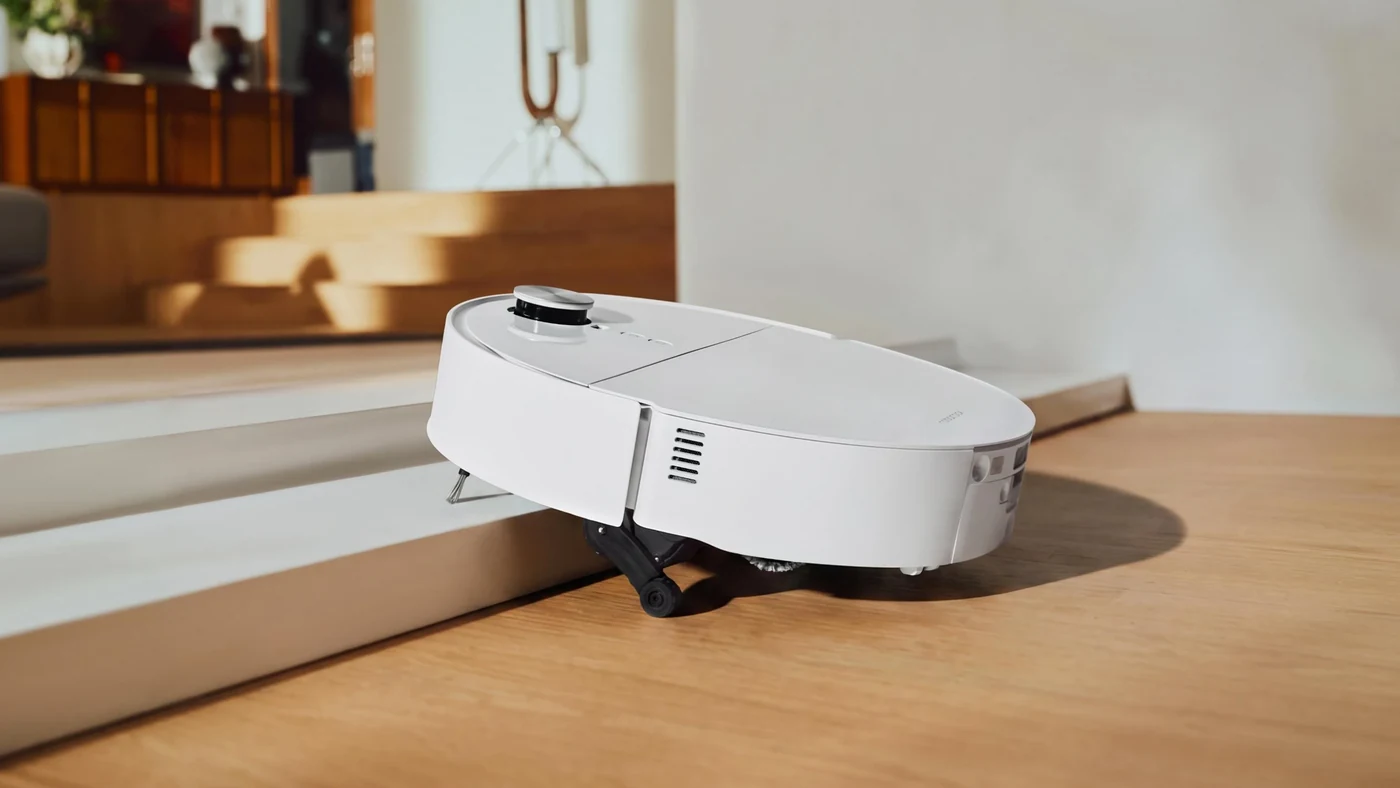 Білий робот-пилосос Roborock Saros 20 Flow переїжджає поріг між кімнатами