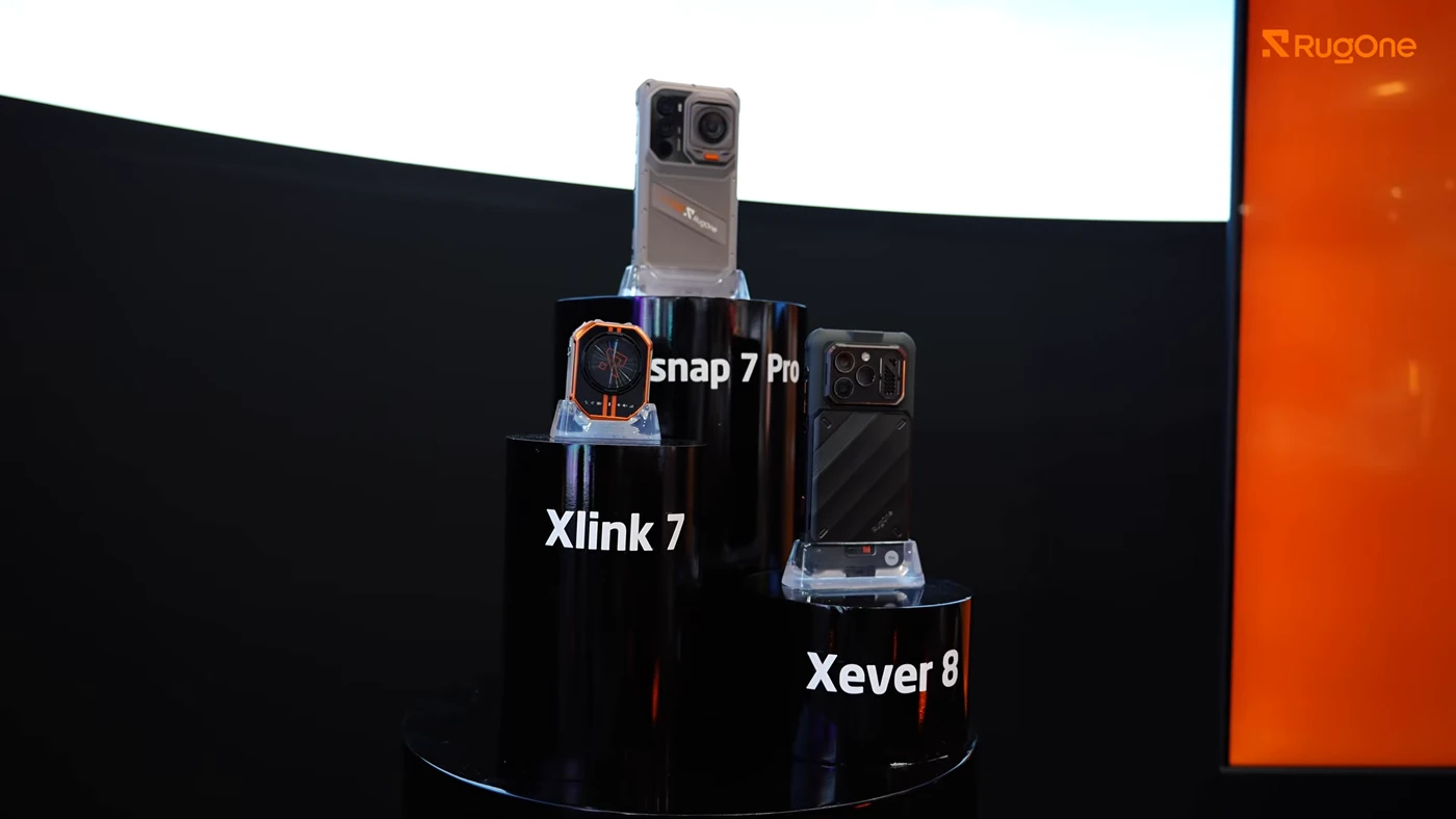 Захищений смартфон RugOne Xsnap 7 Pro зі знятою магнітною екшн-камерою поруч