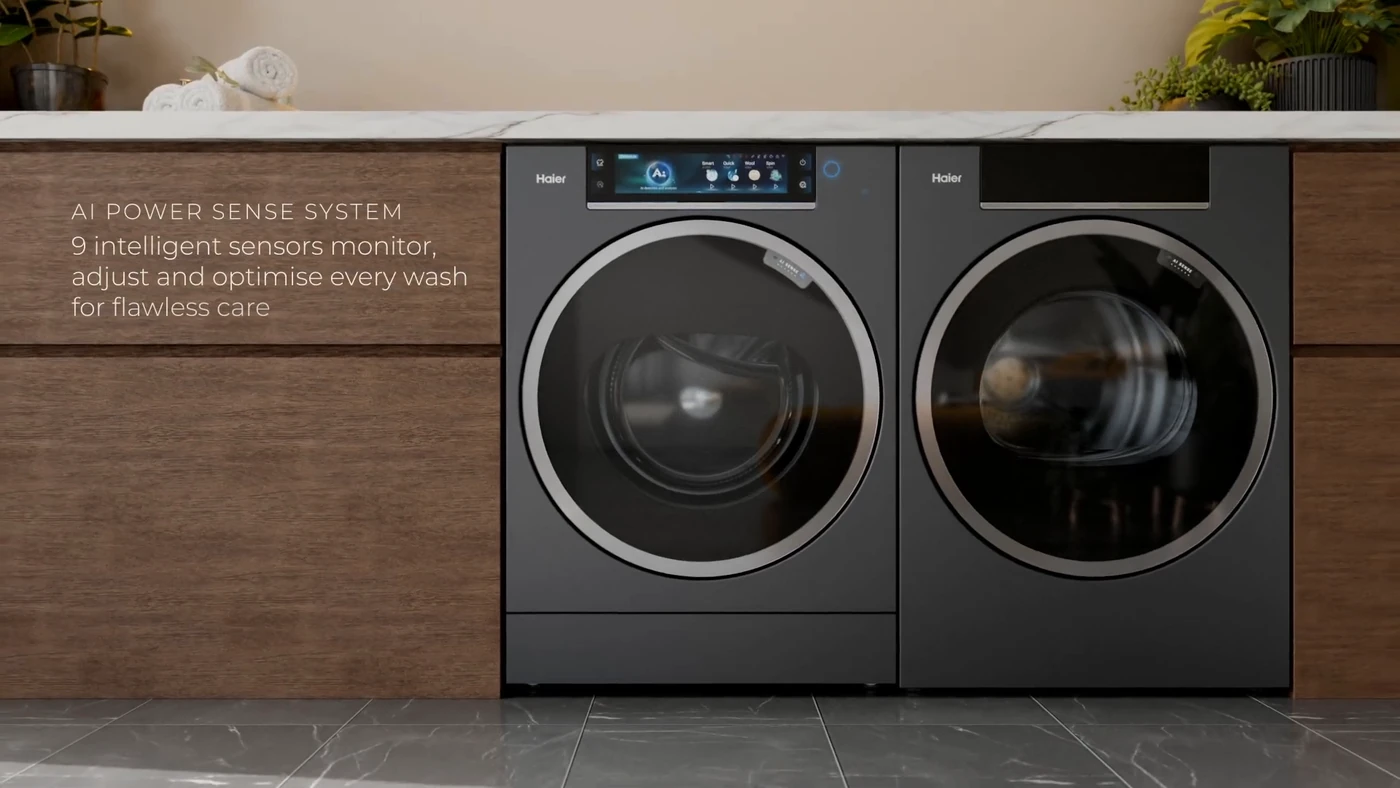 Пральна машина Haier Vision 15 і сушильна машина поруч у ніші під стільницею