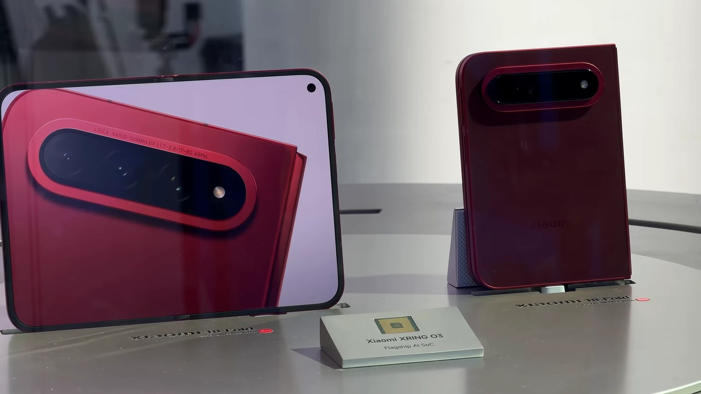 Червоний Xiaomi 18 Fold у розкладеному вигляді у скляній вітрині